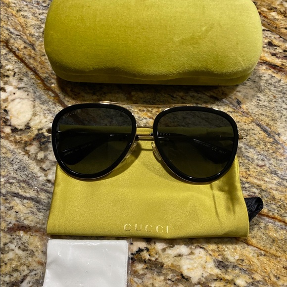 SOLD!! NEW, AUTHENTIC GUCCI GG0062S - Picture 6 of 8